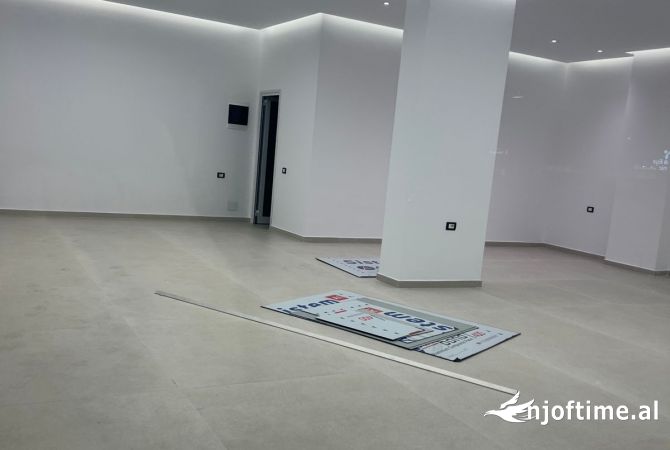 Ambiente Commerciale in Vendita 1+1 a Tirana - 550,000 Euro