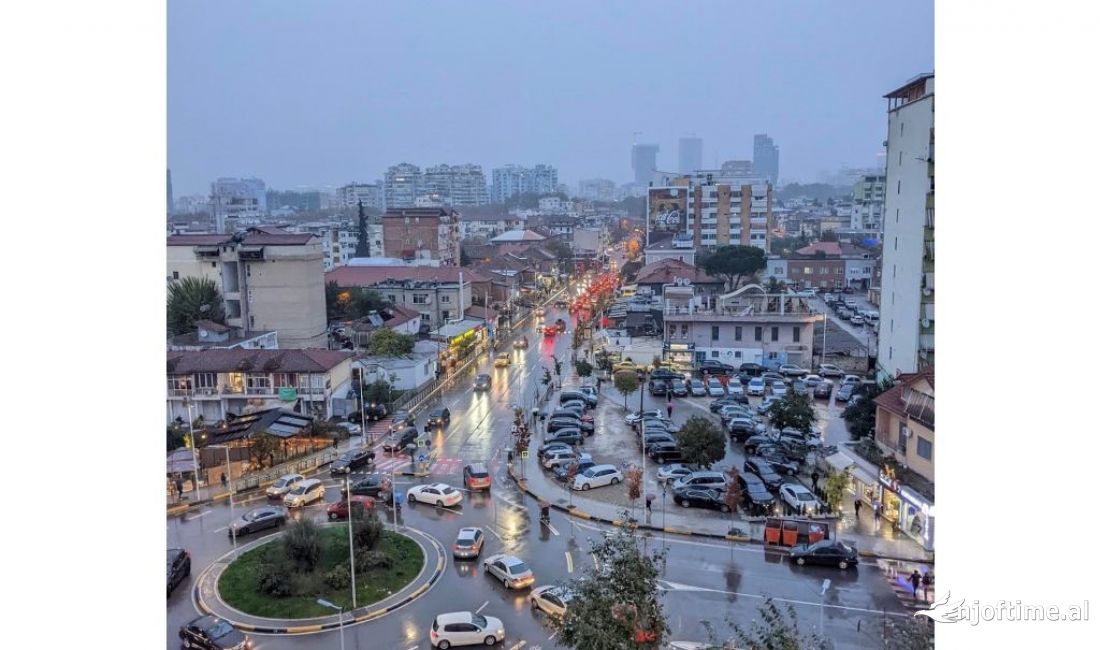 Shitet dyqan tek Komuna e Parisit, prane Tirana Bank, Rruga Tish Dahia