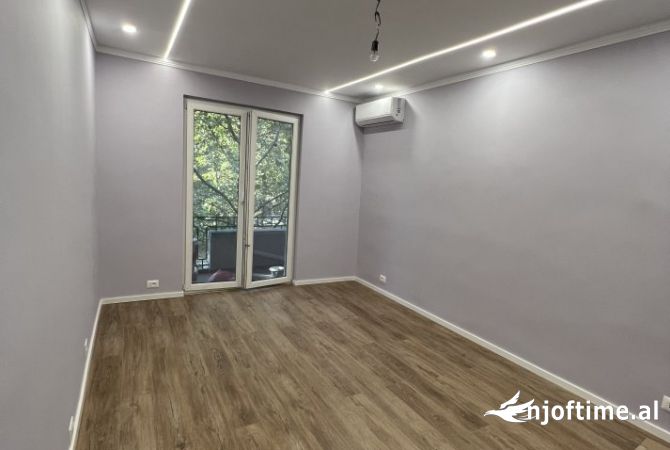 Ambiente Commerciale in Affitto 3+1 a Tirana - 1,000 Euro