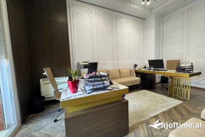 Ambiente Commerciale in Affitto 3+1 a Tirana - 600 Euro