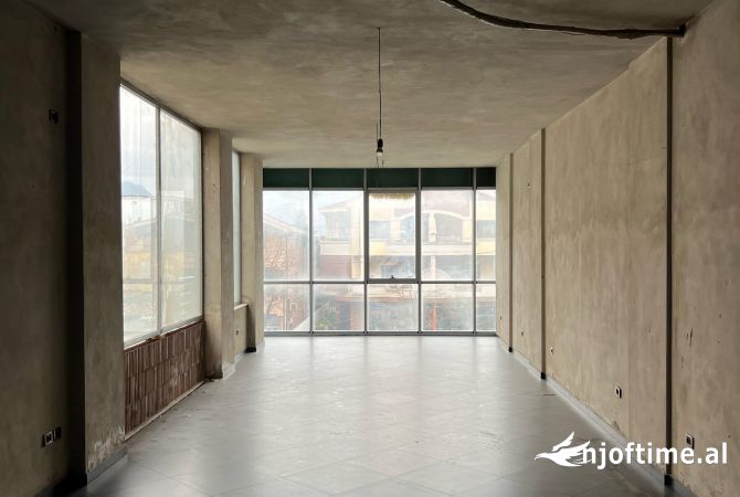 Ambient biznesi ne shitje 3+1 ne Tirane - 105,000 Euro
