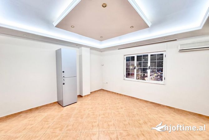 Ambiente Commerciale in Affitto 3+1 a Tirana - 1,900 Euro