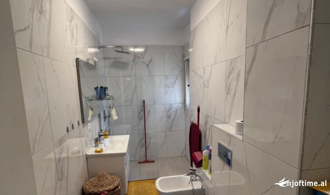 Shtepi ne shitje Apartament ne Tirane, 2+1, Mobilimi E mobiluar, Pagesa 198,000  Euro.