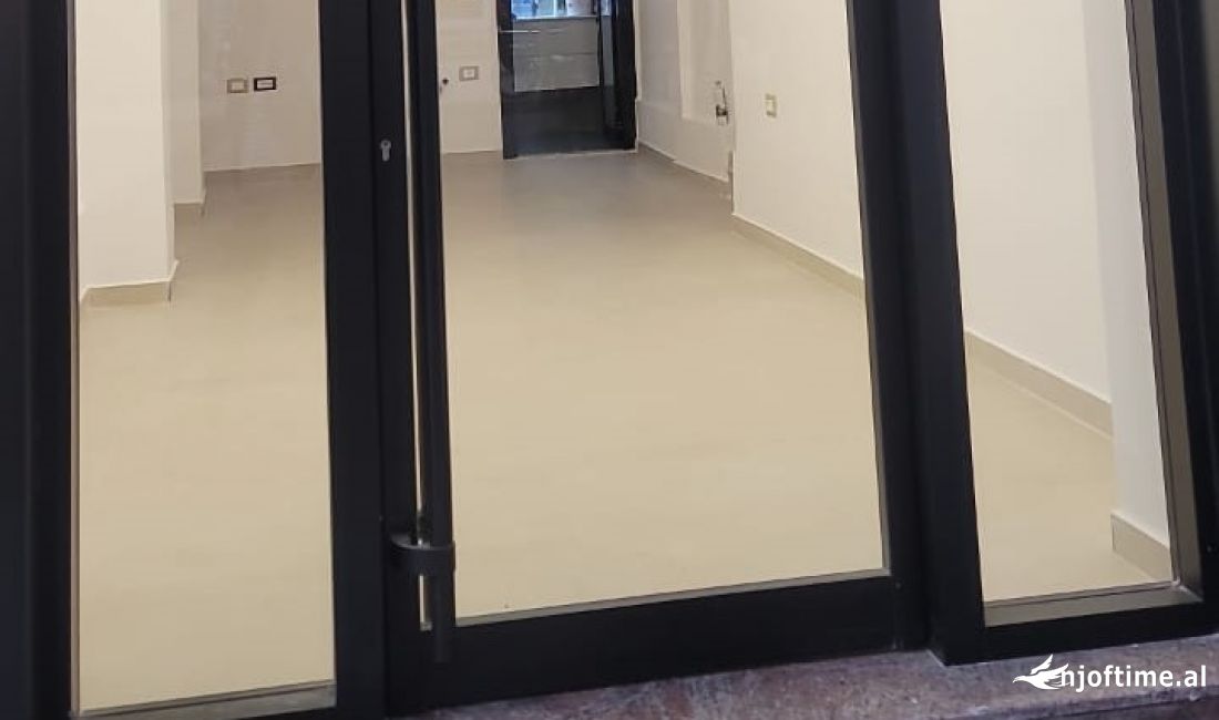 Shitet dyqan ne Xhamllik tek Sheshi Shtraus