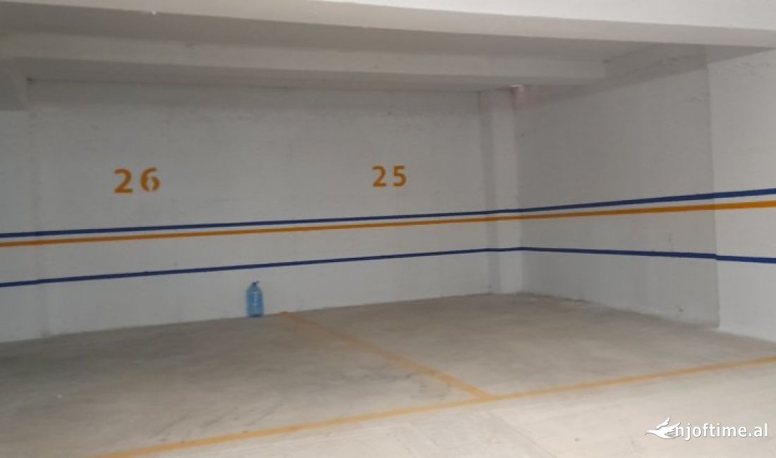 Shitet Garazhd tek Rruga e Dibres prane Hotel Melias