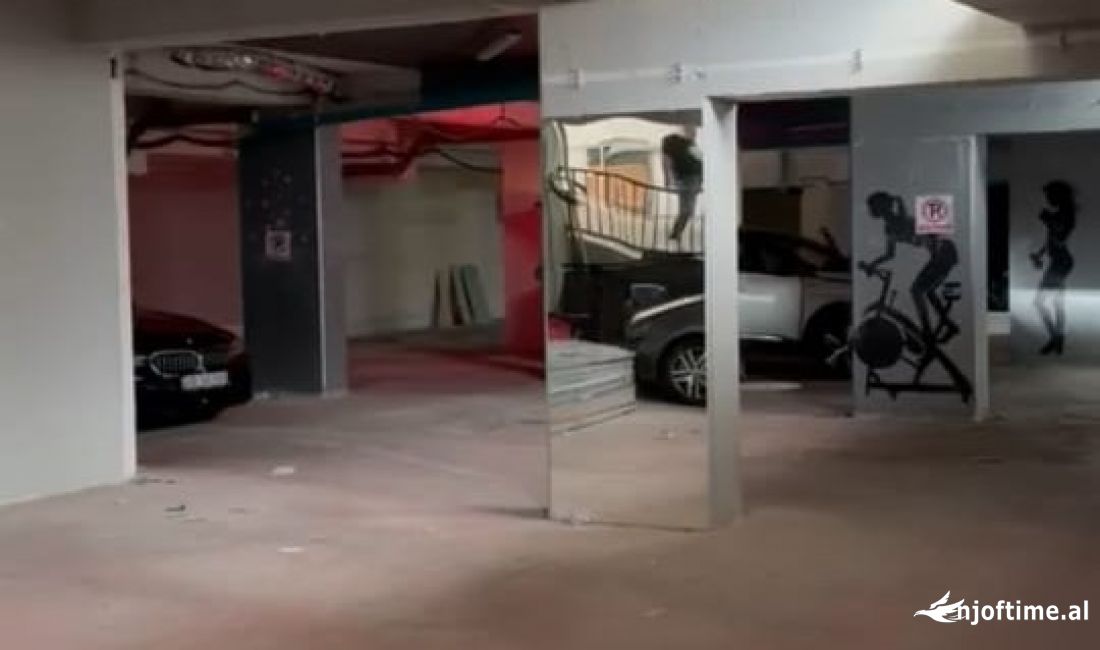 Shiten Poste Parkimi tek Rruga e Kavajes, Rruga Sali Butka