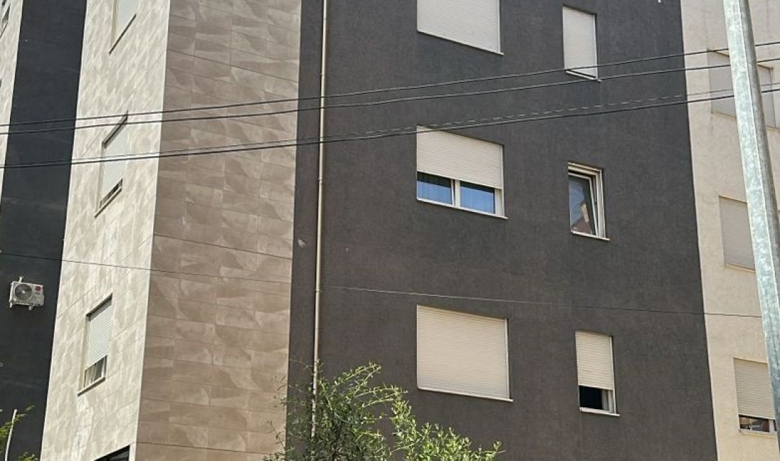 Shitet ambient biznesi + 2 poste parkimi tek Brryli, Rruga Martin Camaj.