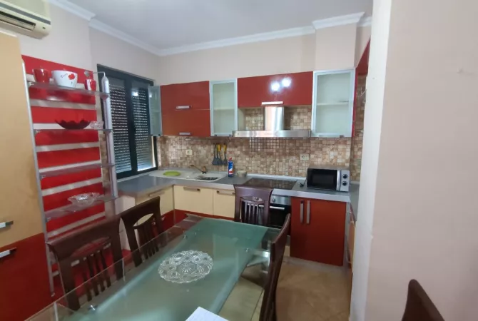 Shtepi me qera Apartament ne Tirane, 2+1, Mobilimi E mobiluar, Pagesa 500  Euro.