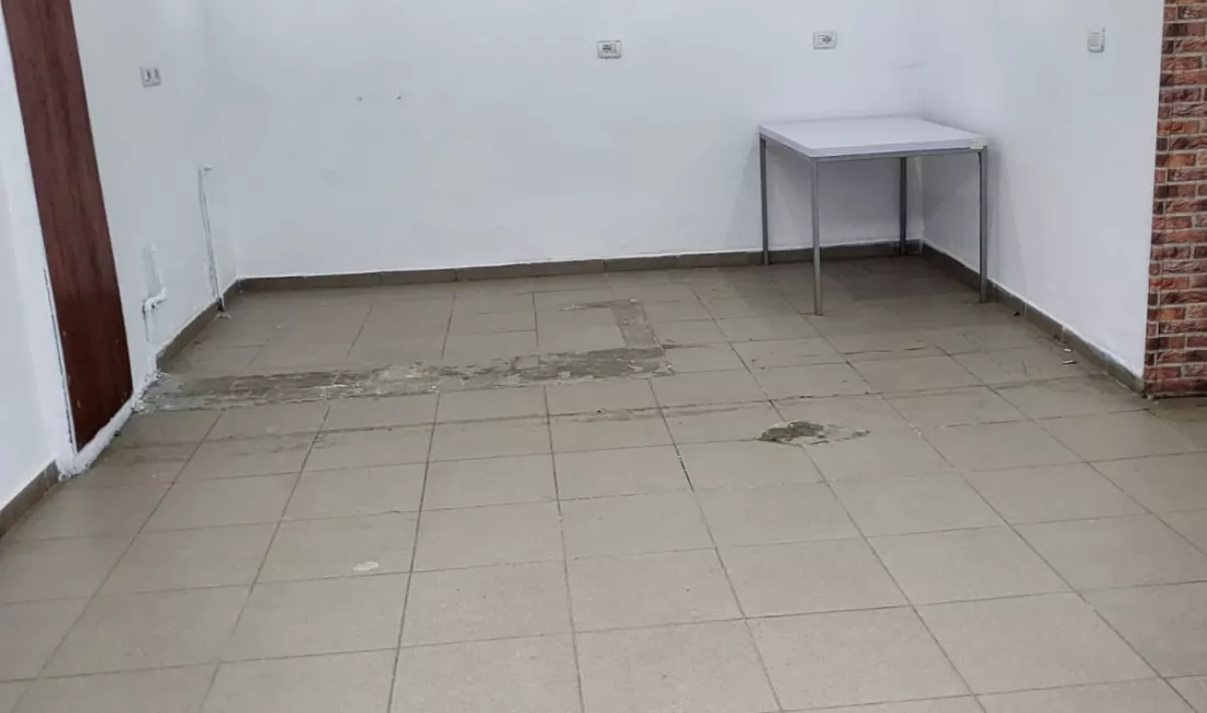 Dyqan tek Komuna e Parisit per qera.