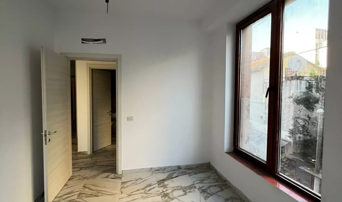 Jepet me qira ambjent biznesi , Rruga e Kavajes.