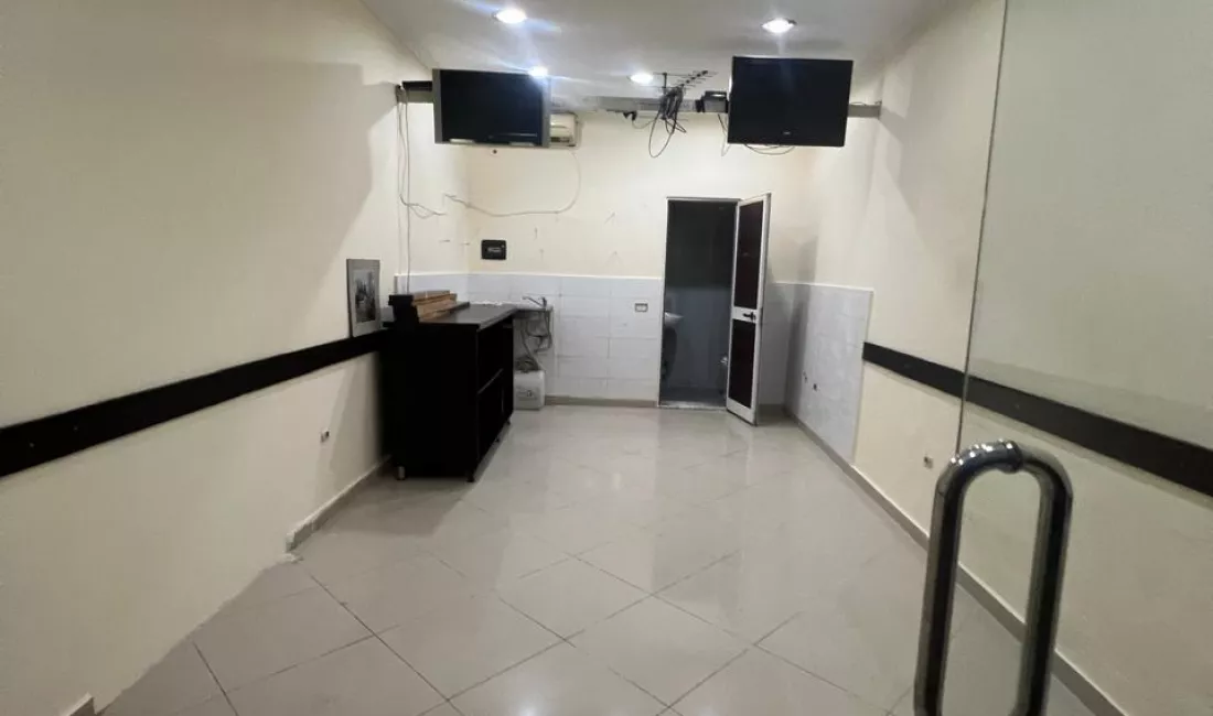 Jepet me qira ambjent biznesi , Rruga e Kavajes.