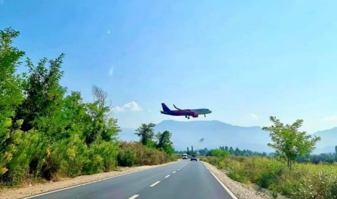 Toke per shitje prane Aeroportit.