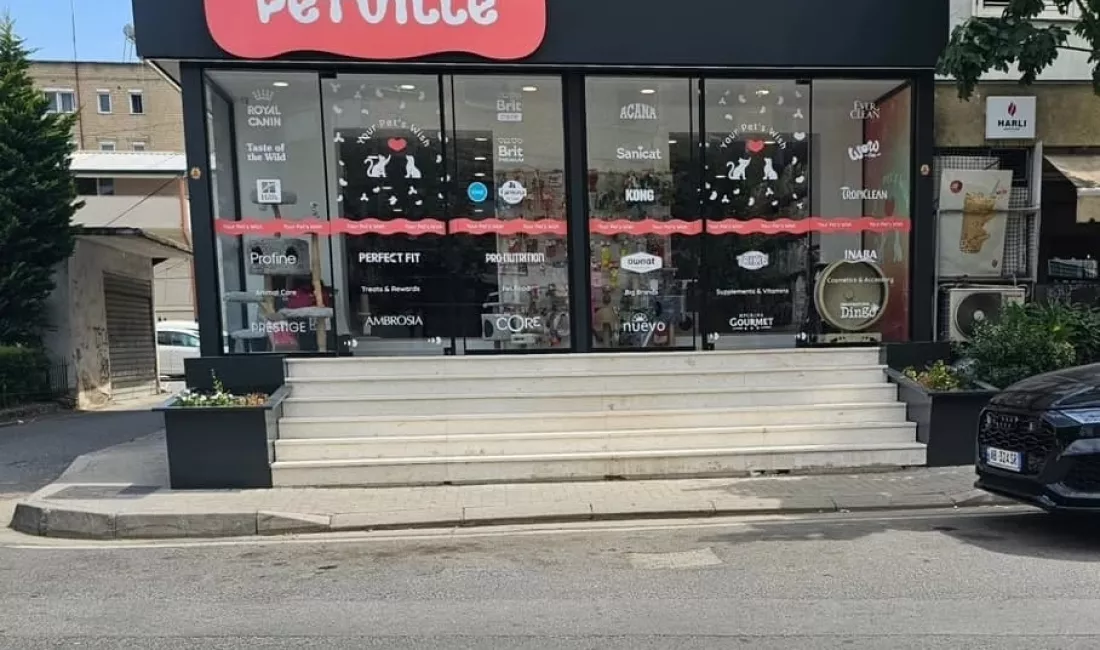 Shitet Dyqan, tek Varri i Bomit, buze rruge kryesore.