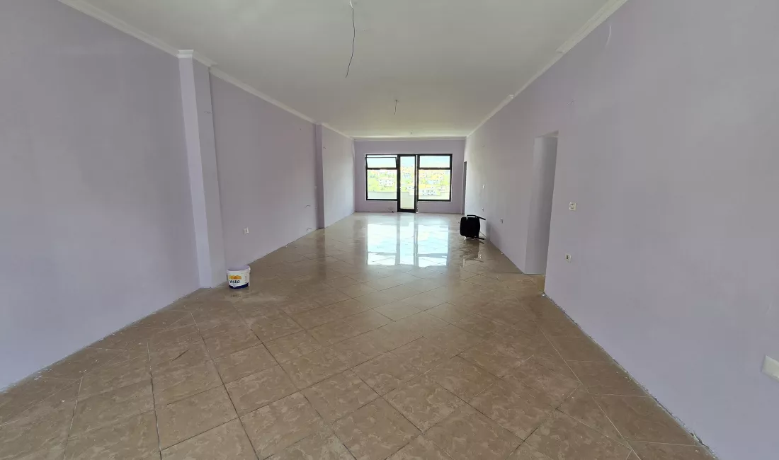 Dyqan + Parkim me Qira ne Sauk