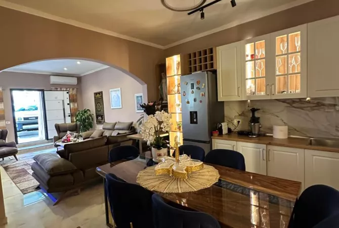 Shitet 2+1+Verand, Vile 1 katshe, Vasil Shanto, prane Gjimnazit Besnik Sykja, Komuna e Parisit, Stad