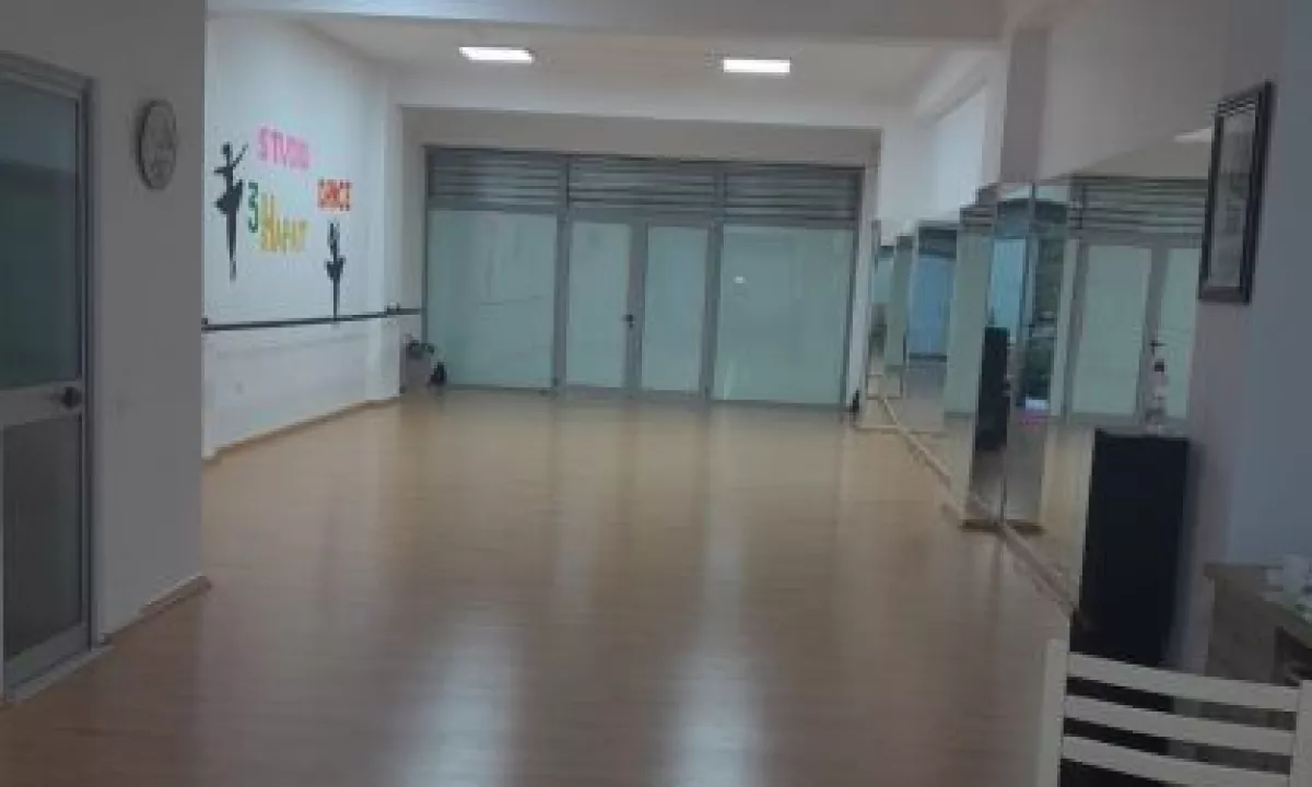 Jepet me qira ambient biznesi, tek Pallatet Cabej, Rruga Thoma Koxhaj, Yzberisht.