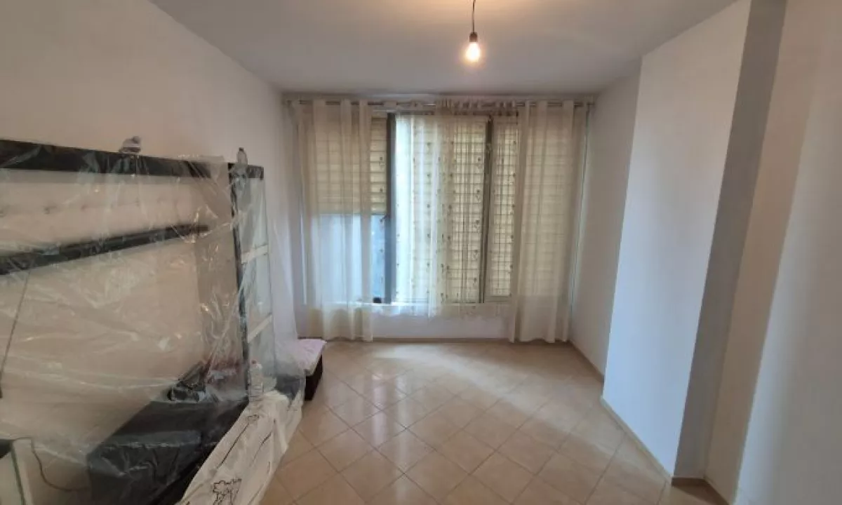 Jepet me qira apartament 1+1 per zyra biznes, ne Yzberisht, Tek Rruga 3 Deshmoret , Astir.