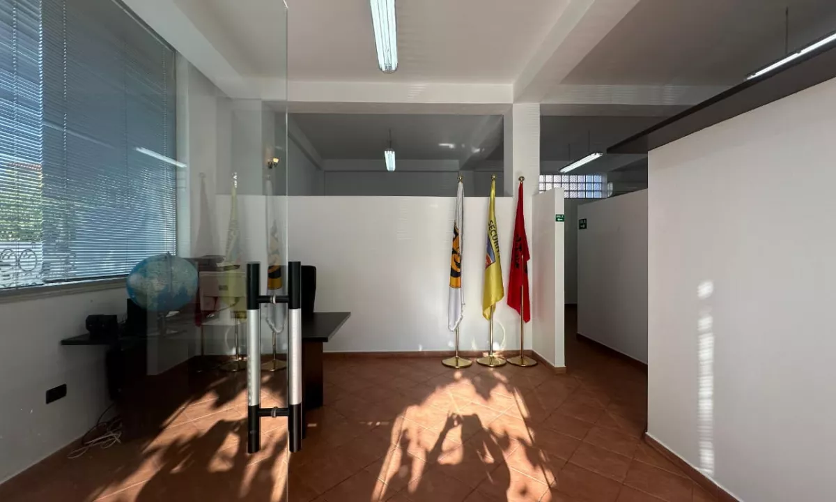 Ambien Zyre me Qira ne Porcelan , Rruga Ilia Shyti , Kinostudio , Oxhaku , Xhamlliku .