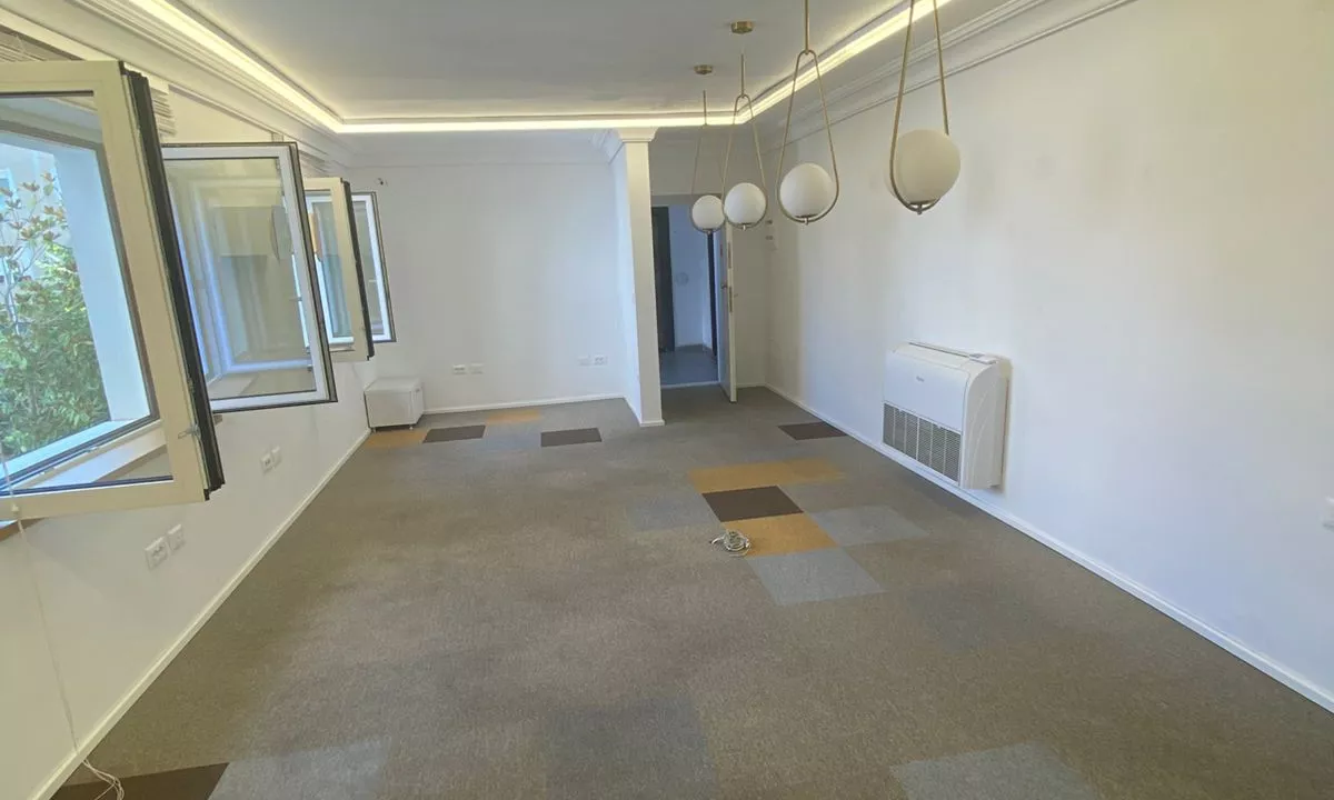 Jepet ambient biznesi me qira tek Zogu i zi , Rruga Vellezerit Manastirli , Rruga e Durresit .