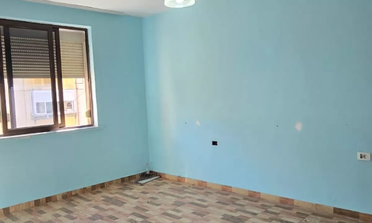 Shtepi ne shitje Apartament ne Tirane, 1+1, Mobilimi Bosh, pa mobiluar, Pagesa 125,000  Euro.