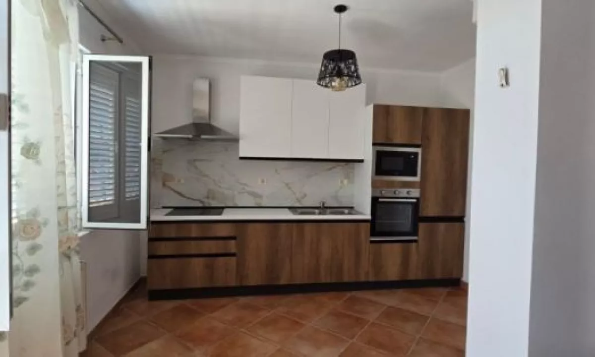 Shtepi me qera Vila Luksoze ne Tirane, 3+1, Mobilimi E mobiluar, Pagesa 800  Euro.