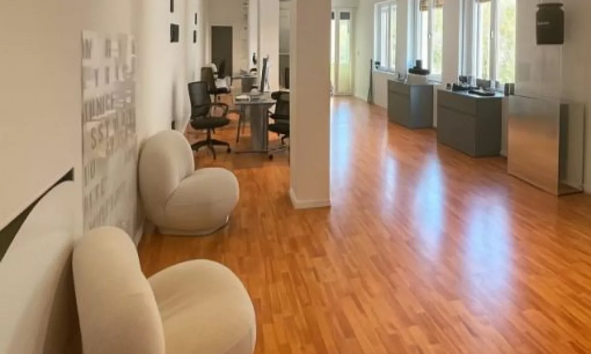 Jepet me qira ambient biznesi tek Blloku , rruga Vaso Pasha , Sheshi Willson , Stadiumi Dinamo .