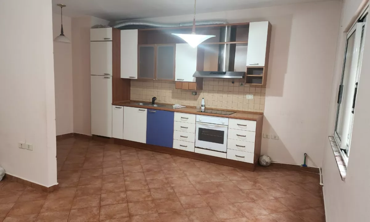 Shtepi ne shitje Apartament ne Tirane, 1+1, Mobilimi Bosh, pa mobiluar, Pagesa 160,000  Euro.