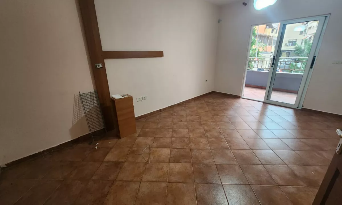 Shtepi ne shitje Apartament ne Tirane, 1+1, Mobilimi Bosh, pa mobiluar, Pagesa 180,000  Euro.