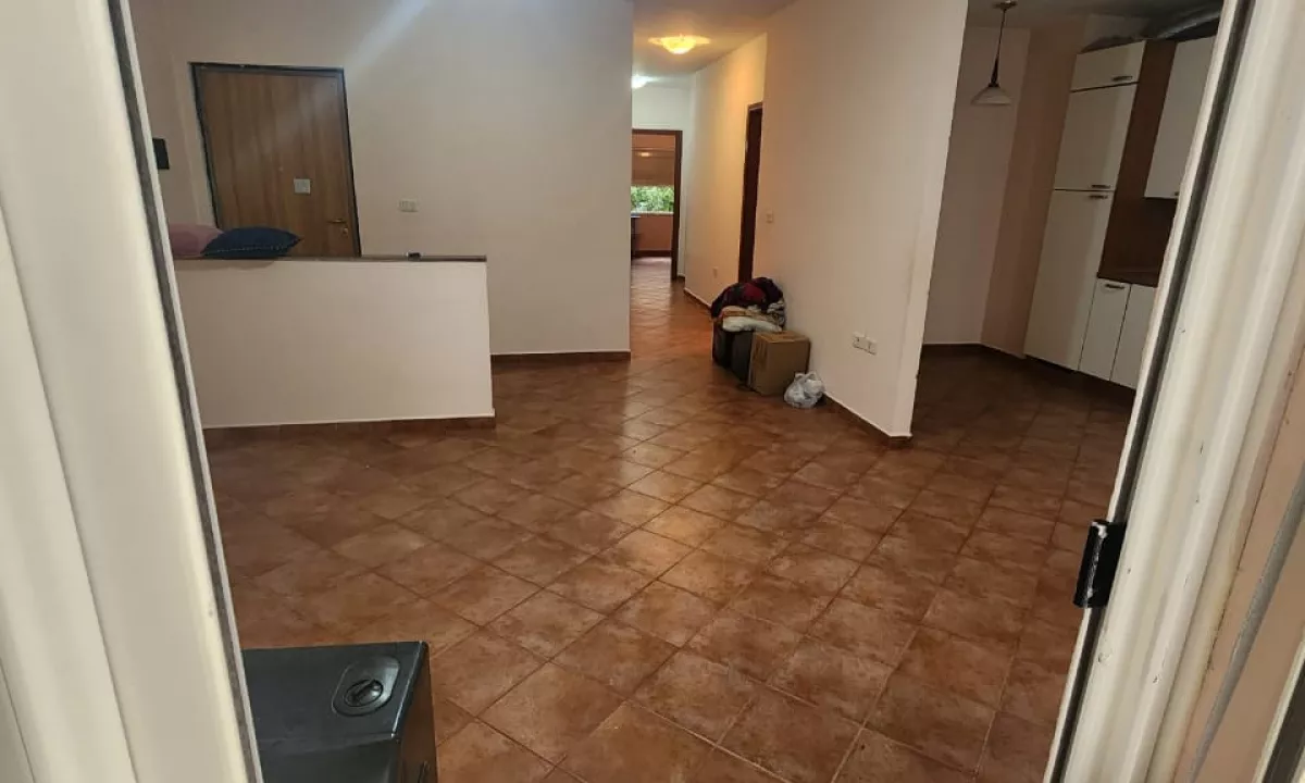 Shtepi ne shitje Apartament ne Tirane, 3+1, Mobilimi Bosh, pa mobiluar, Pagesa 320,000  Euro.