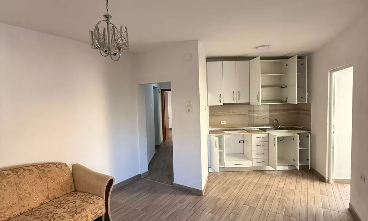 Shtepi ne shitje Apartament ne Tirane, 1+1, Mobilimi Bosh, pa mobiluar, Pagesa 106,000  Euro.