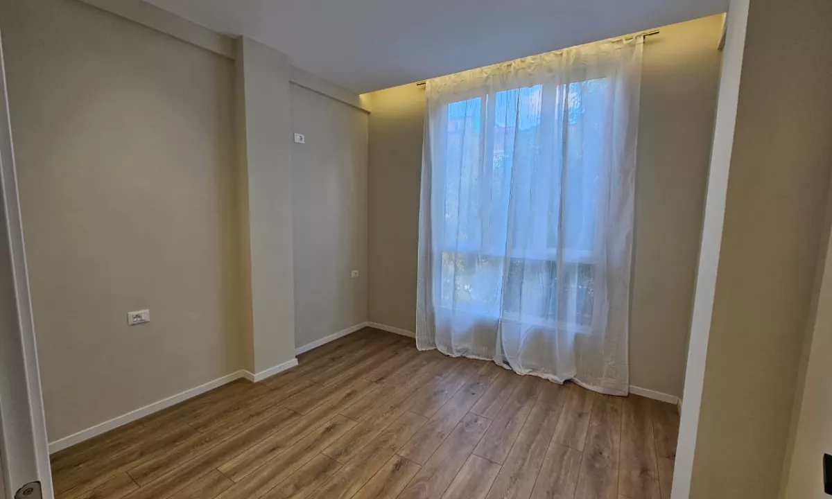 Shtepi ne shitje Apartament ne Tirane, 1+1, Mobilimi Bosh, pa mobiluar, Pagesa 122,000  Euro.