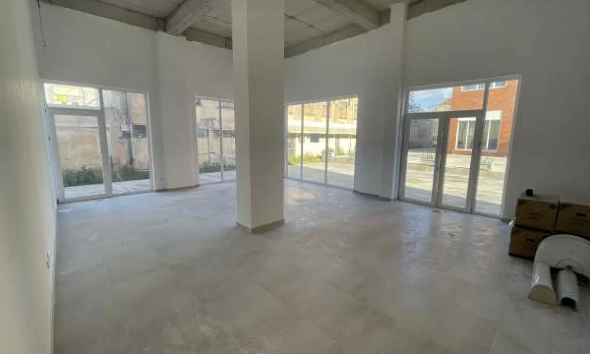 Jepet ambient biznesi me qera tek Rruga e Dibres, prane Ministrise Se Mbrojtjes , Spitali qsut , xha