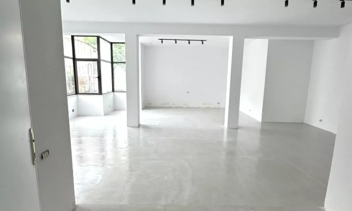 Jepet me qera ambient per zyre , ambient biznesi ne qender , rruga ibrahim tukiqi , sheshi skenderbe