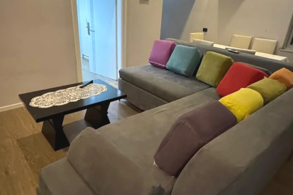 Jepet apartament 2+1+2+ Post Parkimi me qira tek Fresku , prane Furrë Buke, Pastiçeri Albi.