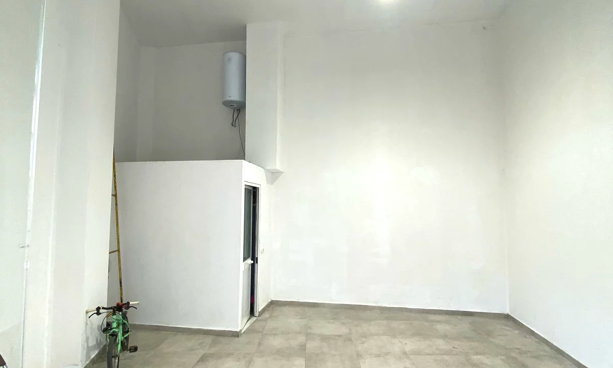 Jepet dyqan me qira , Rruga e Barrikadave, prane Areela Boutique Hotel , Ish Stacioni i Trenit , Bul