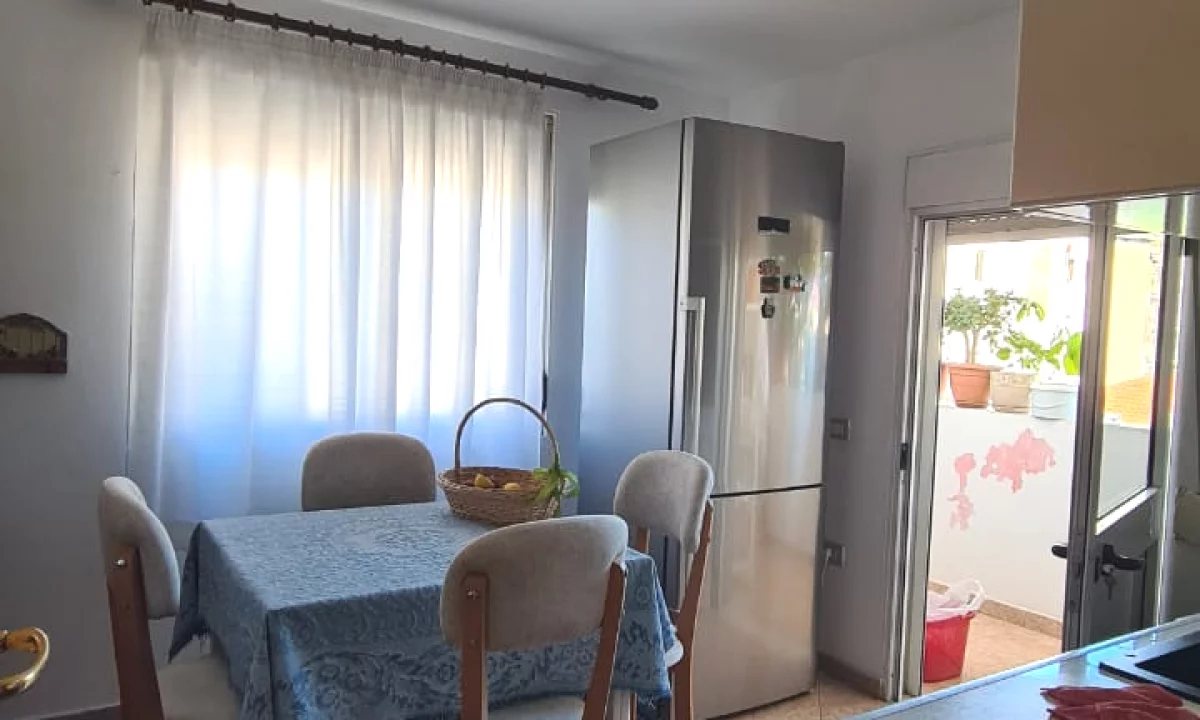 Shtepi ne shitje Apartament ne Tirane, 3+1, Mobilimi E mobiluar, Pagesa 140,000  Euro.