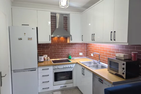 Jepet apartament 1+1 me qira tek Kompleksi Tom Doshi , Fresku , Shkoze .