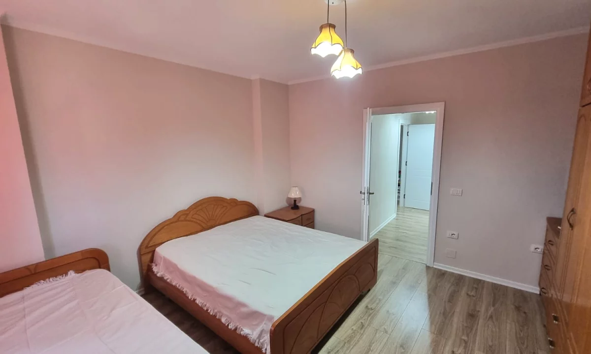 Shtepi ne shitje Apartament ne Tirane, 1+1, Mobilimi E mobiluar, Pagesa 125,000  Euro.
