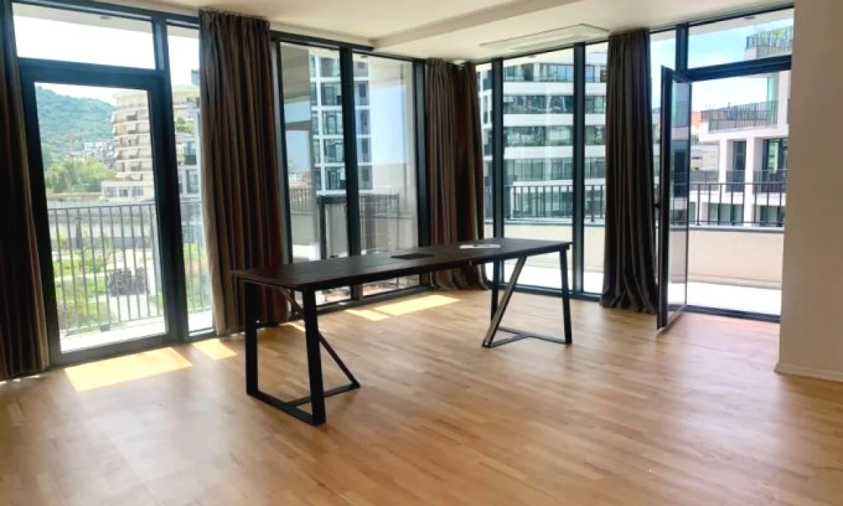 Jepet me qira zyre , ambient biznesi , apartament 2+1+2+Verande+3 Ballkone + post parkimi me qera te