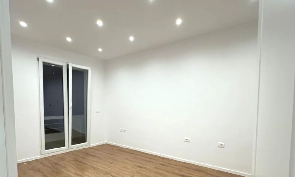 Shtepi ne shitje Apartament ne Tirane, 2+1, Mobilimi Bosh, pa mobiluar, Pagesa 168,000  Euro.