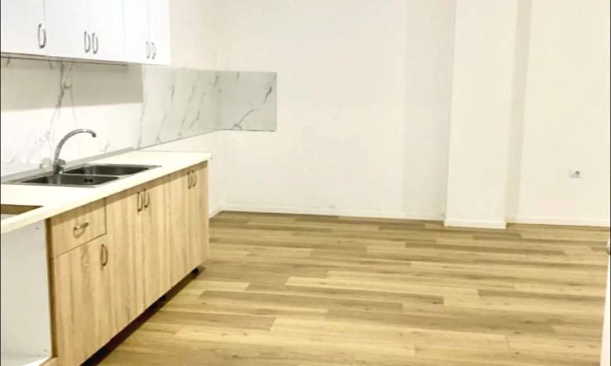 Jepet apartament 1+1 me qira tek Rruga 5 Maji, prane Concord Center.