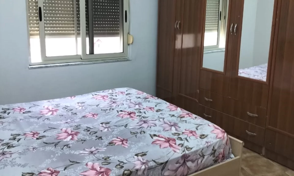 Shtepi ne shitje Apartament ne Tirane, 1+1, Mobilimi Pjeserisht e mobiluar, Pagesa 75,000  Euro.