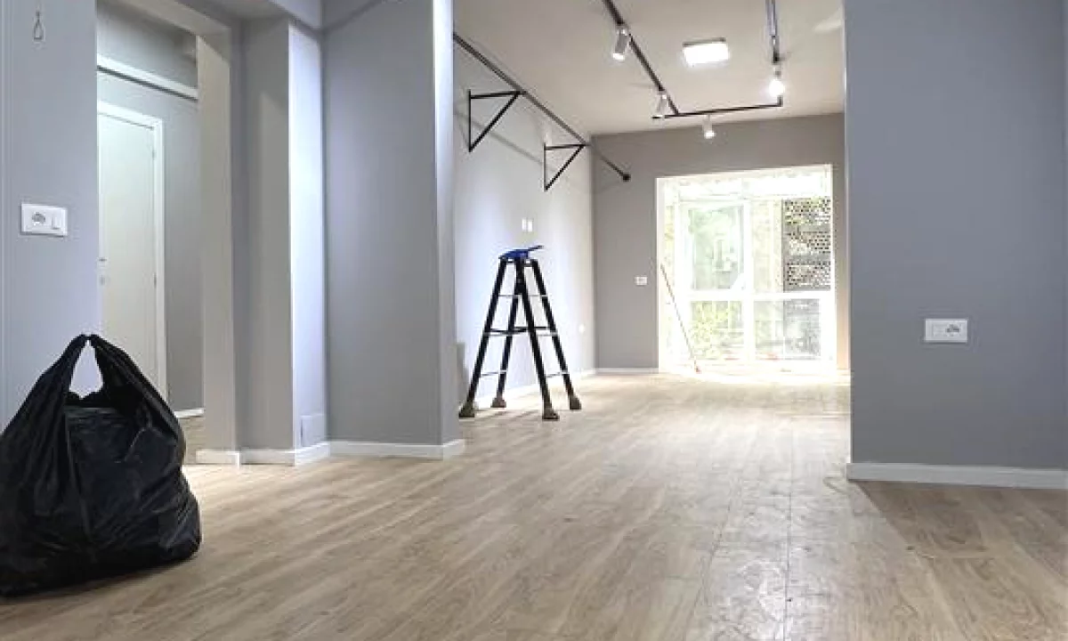 Jepet ambient biznesi me qira tek Rruga Myslym Shyri .