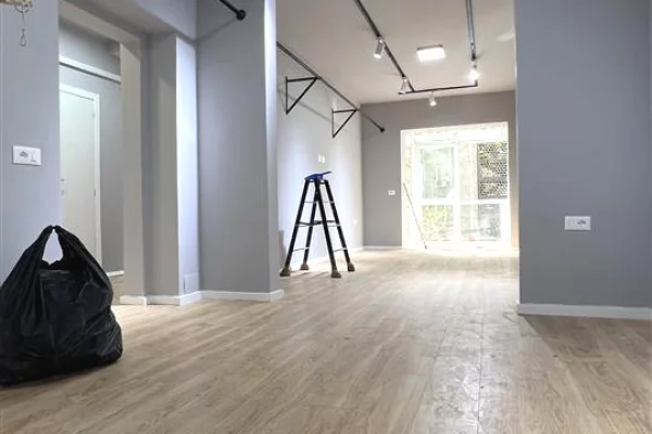 Ambient biznesi me qera 3+1 ne Tirane - 1,200 Euro