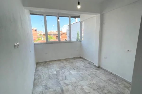 Ambient biznesi me qera 3+1 ne Tirane - 800 Euro