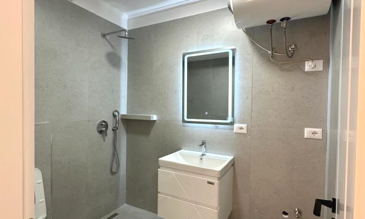 Shtepi ne shitje Apartament ne Tirane, 2+1, Mobilimi Bosh, pa mobiluar, Pagesa 118,000  Euro.