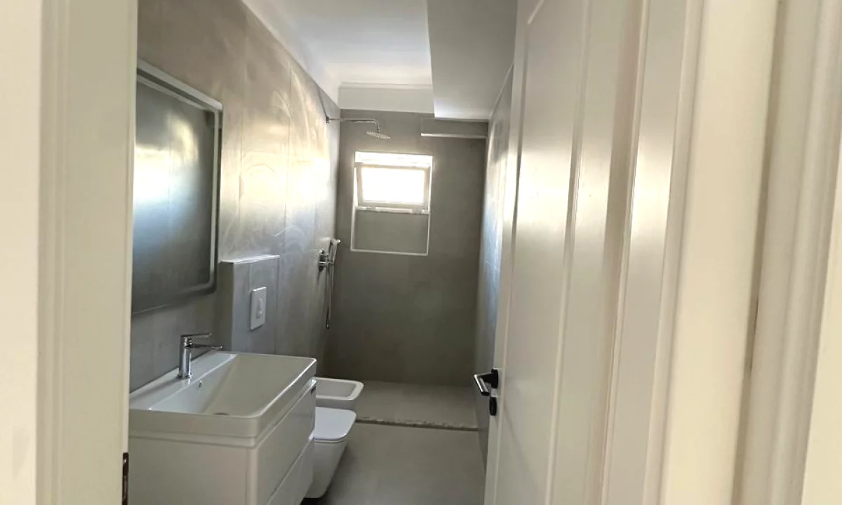 Shtepi ne shitje Apartament ne Tirane, 1+1, Mobilimi Bosh, pa mobiluar, Pagesa 95,000  Euro.