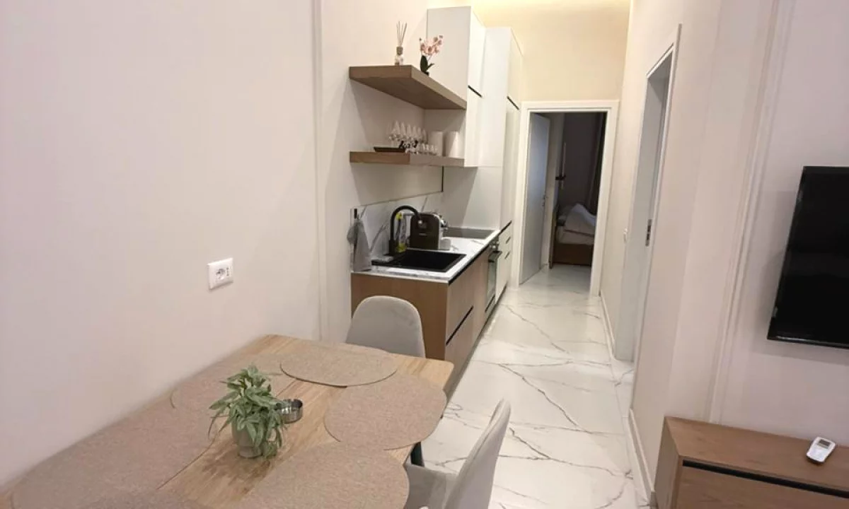 Shtepi me qera Apartament ne Tirane, 2+1, Mobilimi E mobiluar, Pagesa 1,200  Euro.