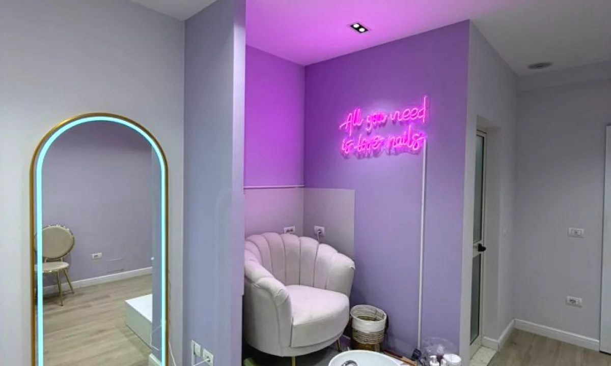 Jepet ambient biznesi me qira tek Liqeni i Thate , Rruga Hamdi Sina .