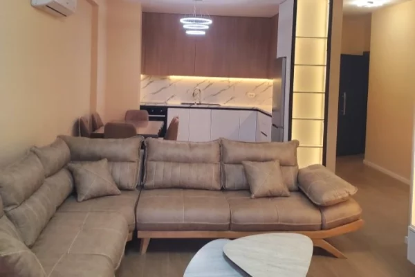 Shtepi me qera 2+1 ne Tirane - 1,300 Euro